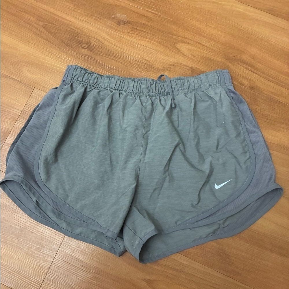 Nike Dri-Fit Women's Athletic Shorts in Gray Size M